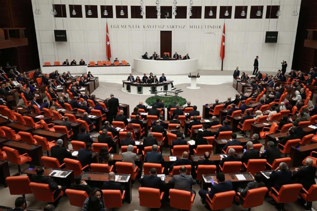 Il Parlamento turco vota il via libera all'intervento militare di Ankara in Libia