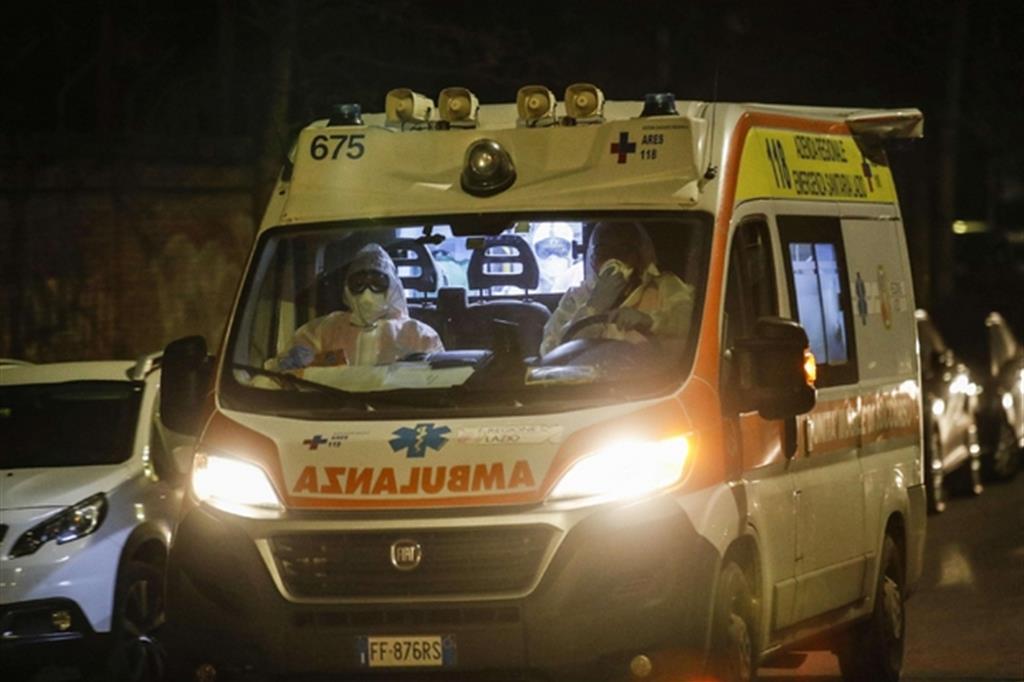 Arrivo di una ambulanza allospedale Lazzaro Spallanzani, Roma