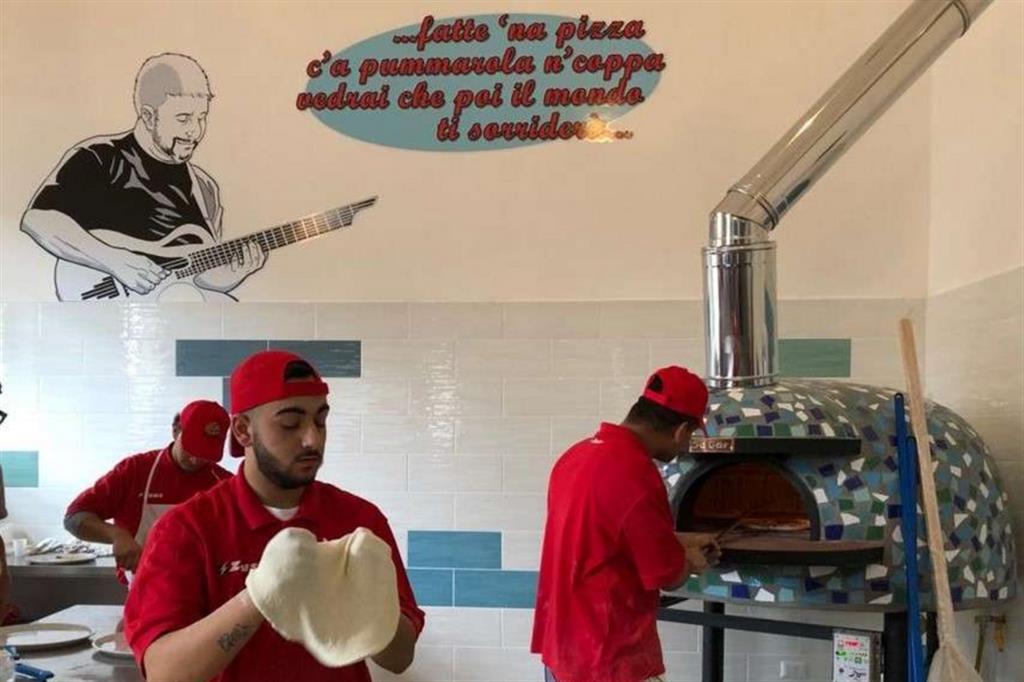 Luigi al lavoro nella pizzeria dove svolgeva la sua "messa in prova"