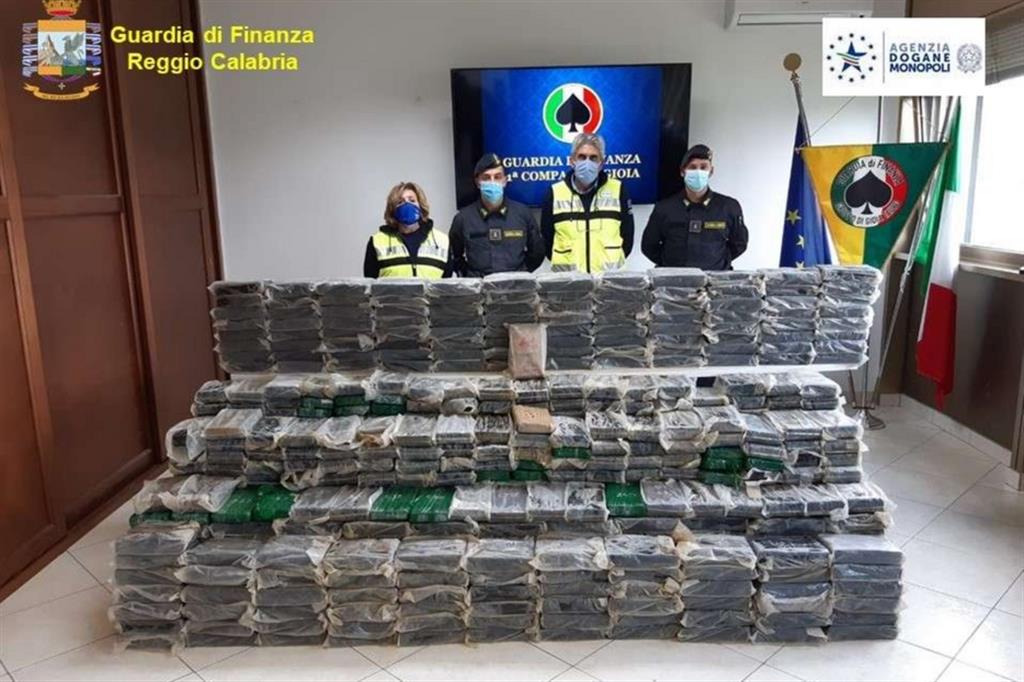 Gli 800 panetti di cocaina purissima sequestrati: sul mercato avrebbero fruttato circa 186 milioni di euro