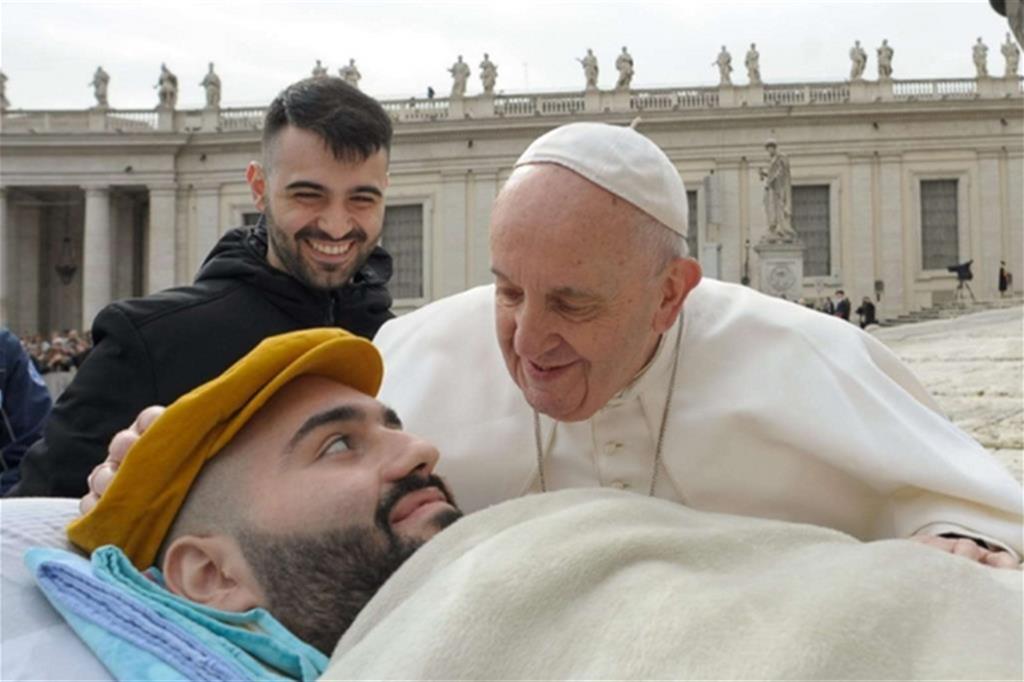 Paolo Palumbo, giovane malato sardo di Sla, incontra papa Francesco durante l'udienza generale del 27 febbraio. Palumbo è diventato uno di simboli della lotta contro la Sla