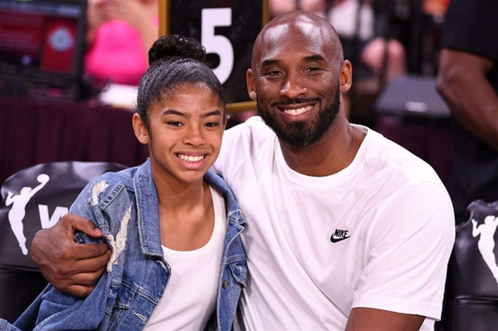 Kobe Bryant con la figlia Gianna, entrambi morti nello schianto dell'elicottero