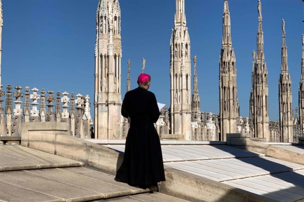 Delpini in preghiera sulle guglie del Duomo l’11 marzo scorso