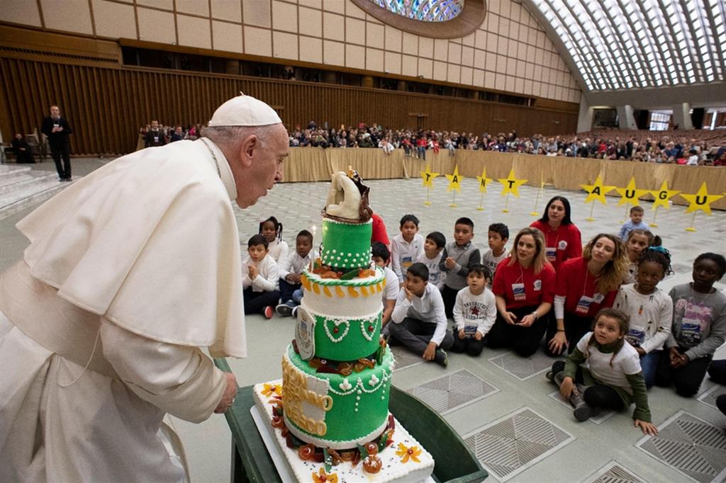 Il Papa spegne le candeline della torta per il suo 83esimo compleanno, nel dicembre 2020
