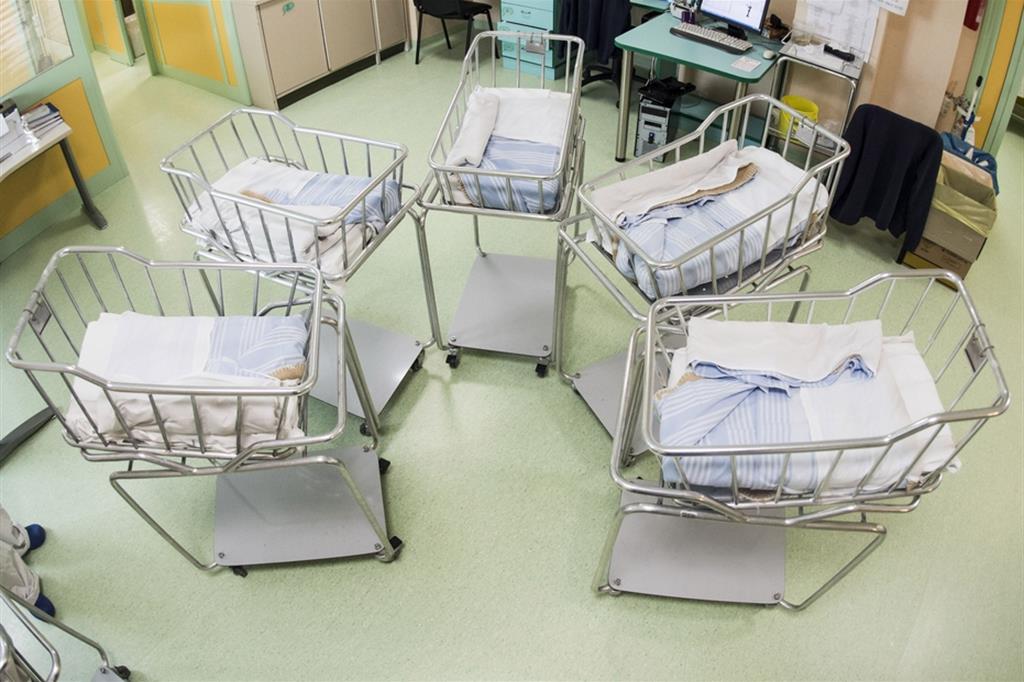 Culle vuote in un reparto di Maternità