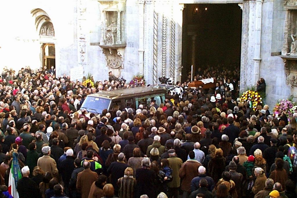 I funerali di don Beretta, nel gennaio del 1999 a Como