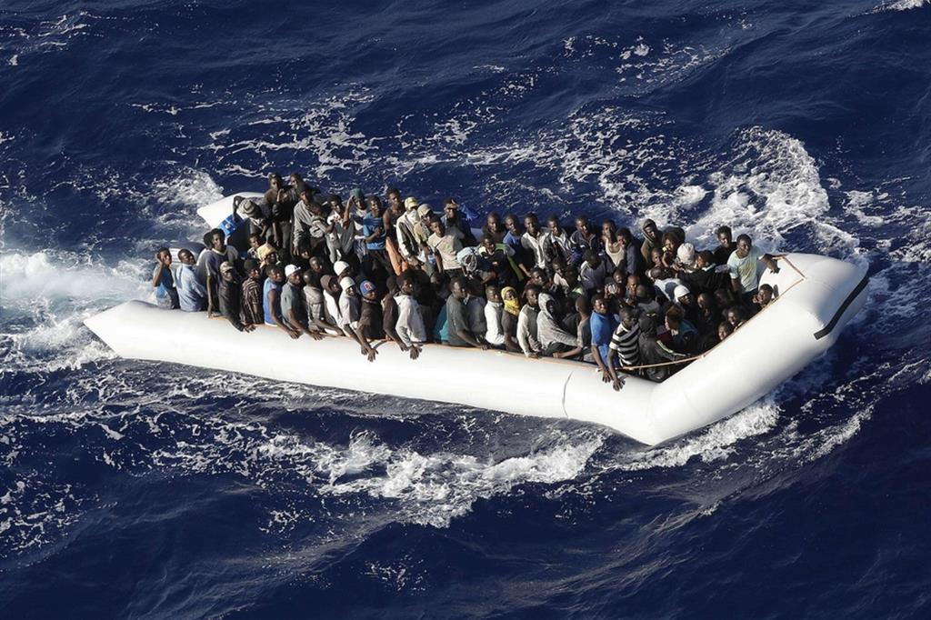 Migranti su un gommone nel Mediterraneo, in una foto d'archivio