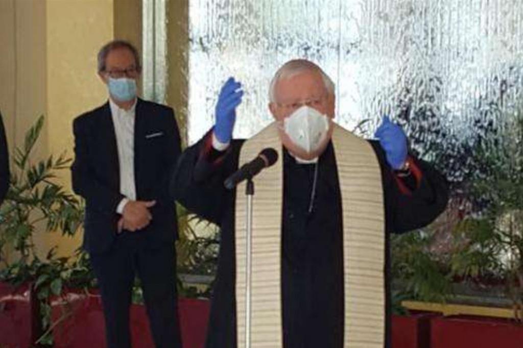 Il cardinale Gualtiero Bassetti durante una sua recente visita nell'ospedale di Perugia
