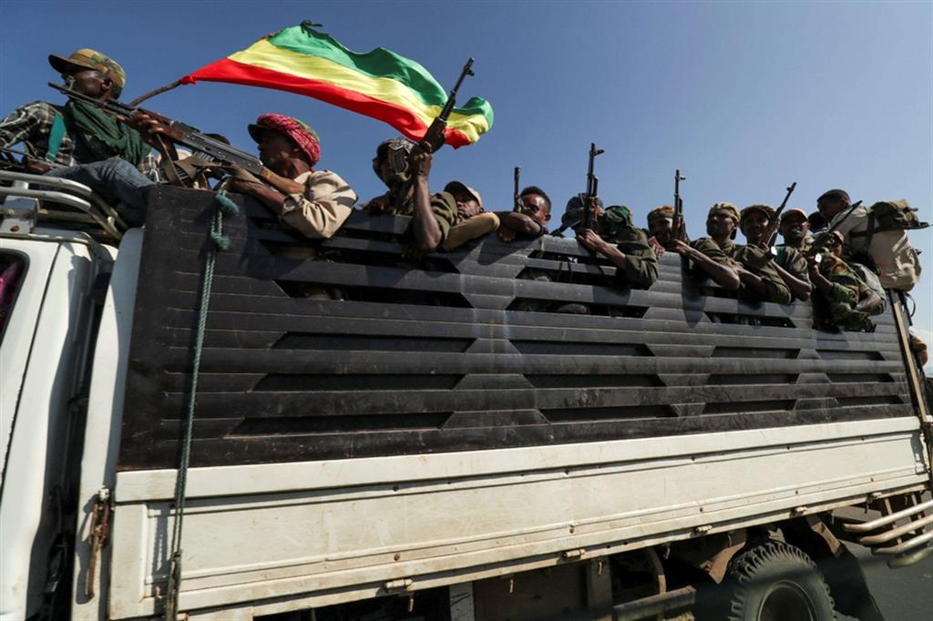 Membri delle milizie della regione di Amhara si preparano a combattere contro il Fronte di liberazione del popolo del Tigrai, a Sanja