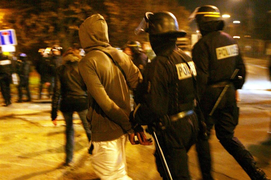 Nelle periferie parigine sono ripresi ormai da giorni gli scontri tra la polizia e gruppi di giovani