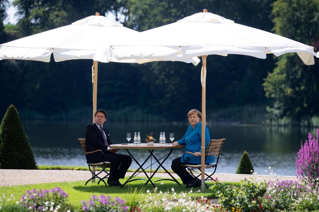 Un monento dell’incontro di ieri a Meseberg tra Angela Merkel e Giuseppe Conte