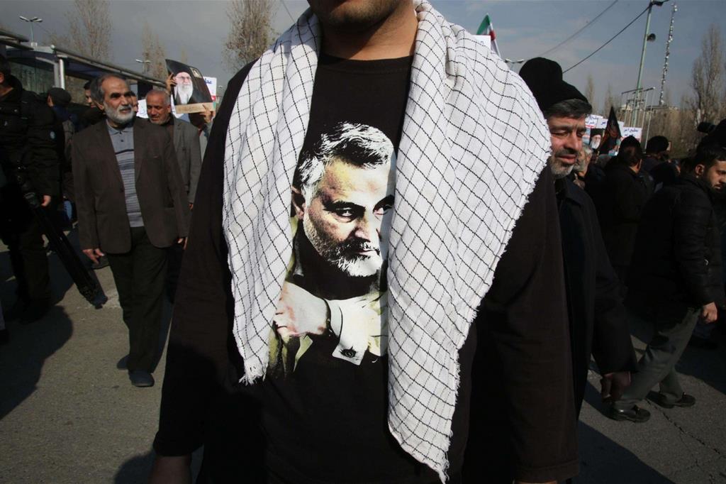 Un manifestante a Teheran indossa una maglietta con la foto di Soleimani, il generale iraniano ucciso dagli Usa venerdì a Baghdad (Ansa)