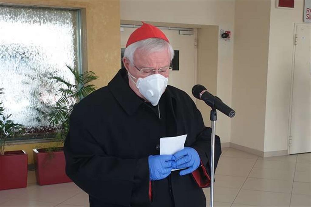 Il cardinale Gualtiero Bassetti durante una visita nei mesi scorsi all'ospedale di Perugia dove è stato ricoverato