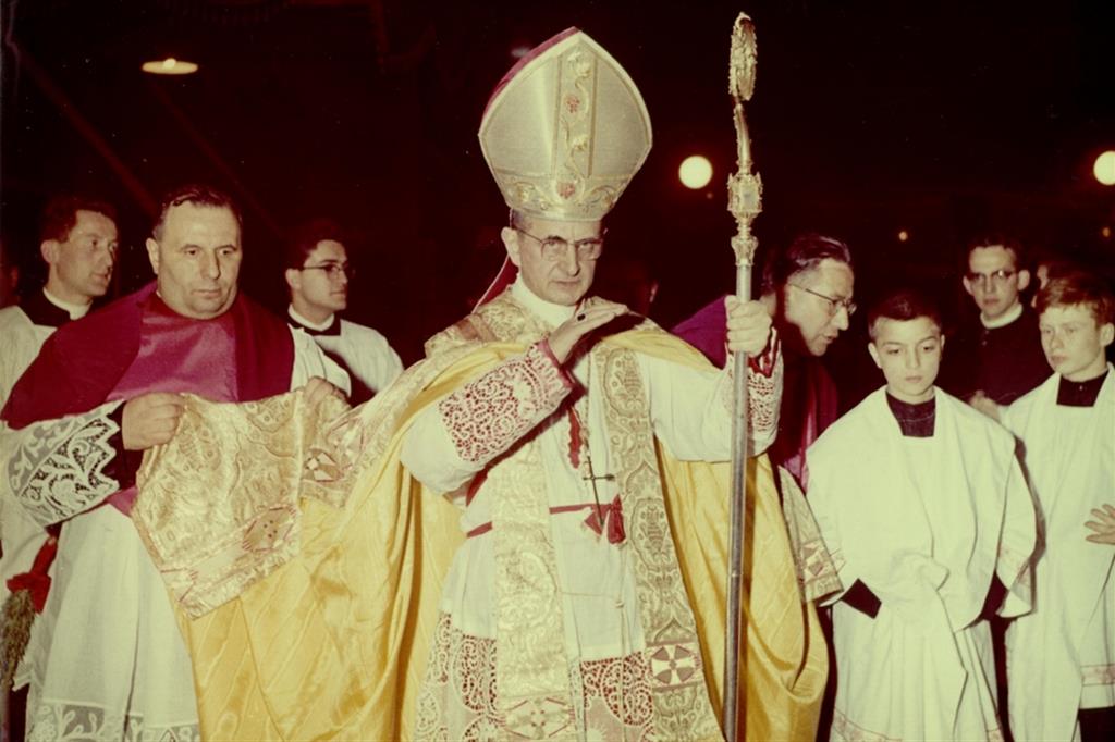 L'arcivescovo Montini durante una visita pastorale a Milano