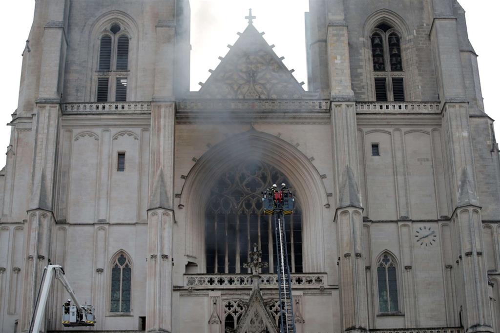 Il fumo fuoriesce dal rosone della facciata della cattedrale di Nantes