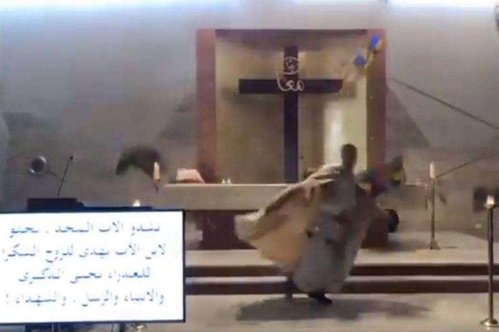 Un frame del video degli effetti dell'esplosione in una chiesa di Beirut