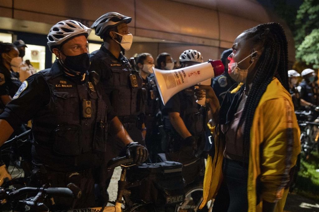 Le proteste a Washington dopo l'uccisione di un diciottenne da parte della polizia