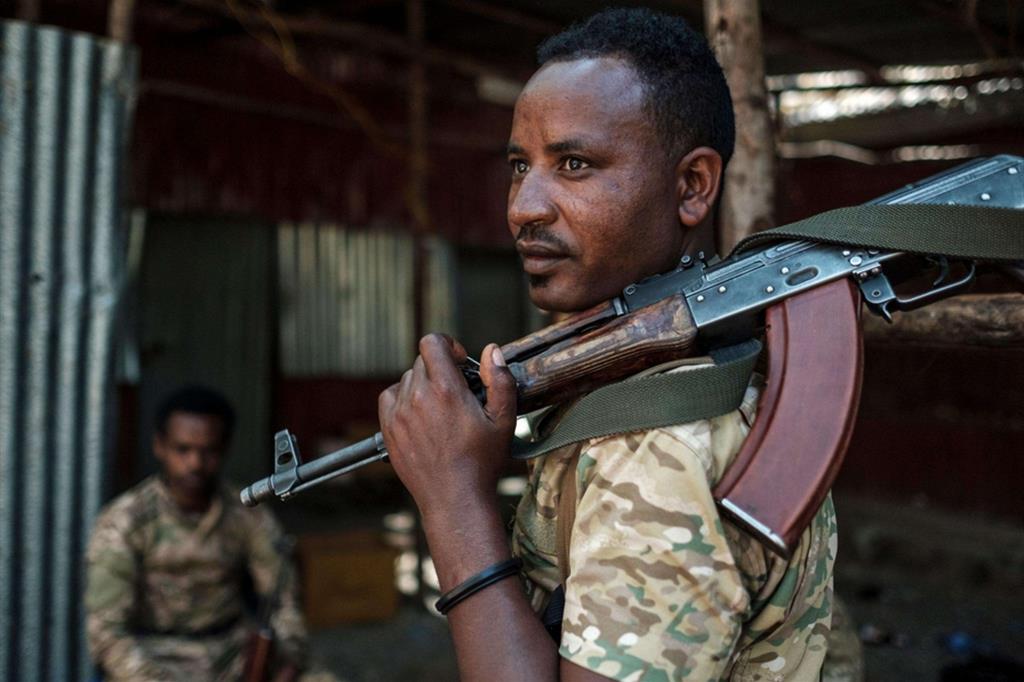 Immancabile il Kalashnikov in ogni conflitto africano: truppe etiopia alle porte di Macallè nel Tigrai