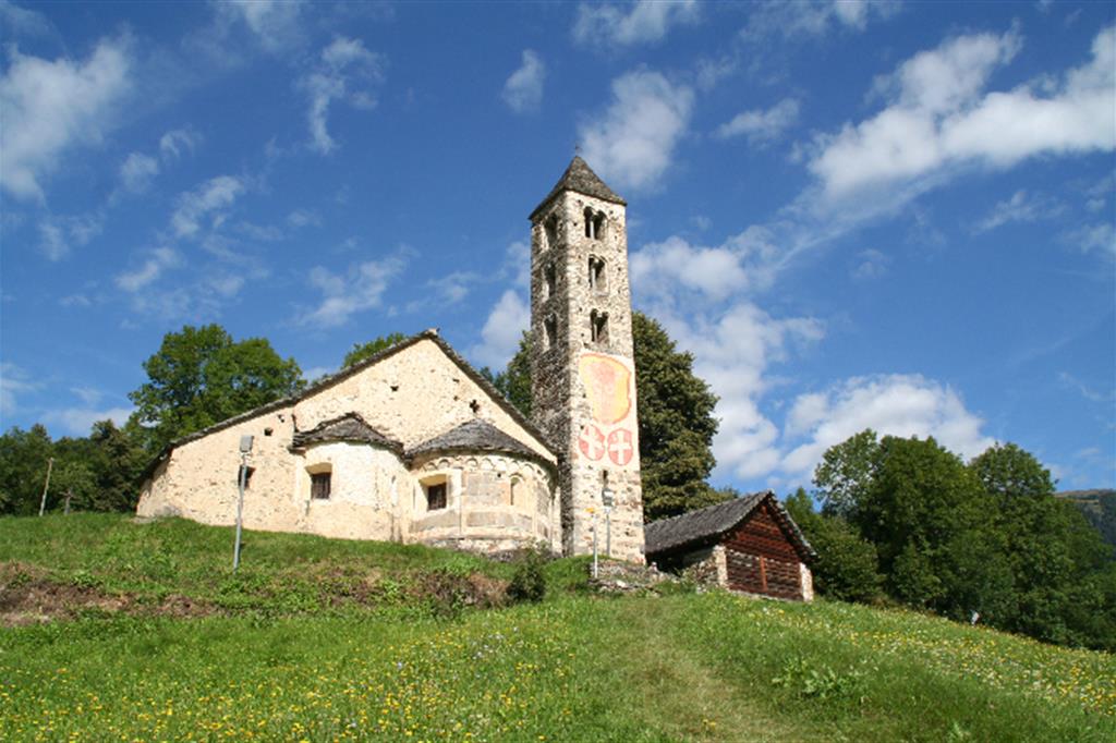 La chiesa romanica di San Carlo di Negrentino, in Canton Ticino (ma in antico parte della diocesi di Milano) conserva ancora la struttura a due absidi