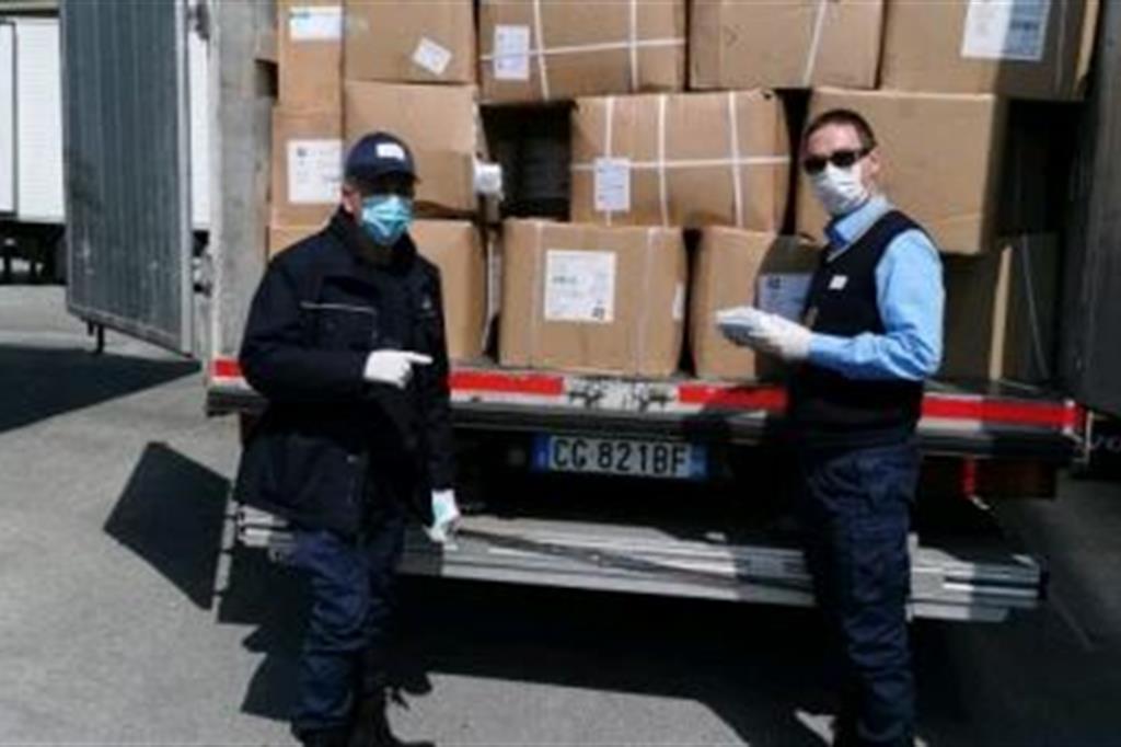 Funzionari dell'Agenzia Dogane e Monopoli di Bergamo sdoganano milioni di mascherine provenienti dalla Cina
