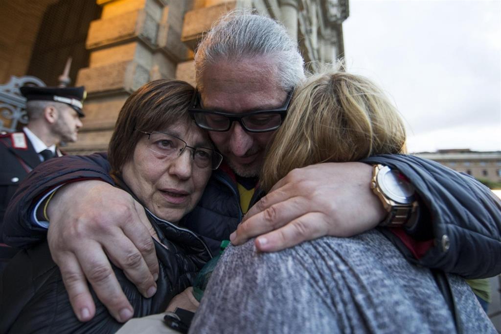 Antonio Boccuzzi, sopravvissuto al rogo della Thyssen, abbraccia alcuni dei familiari delle vittime. Morirono 7 operai