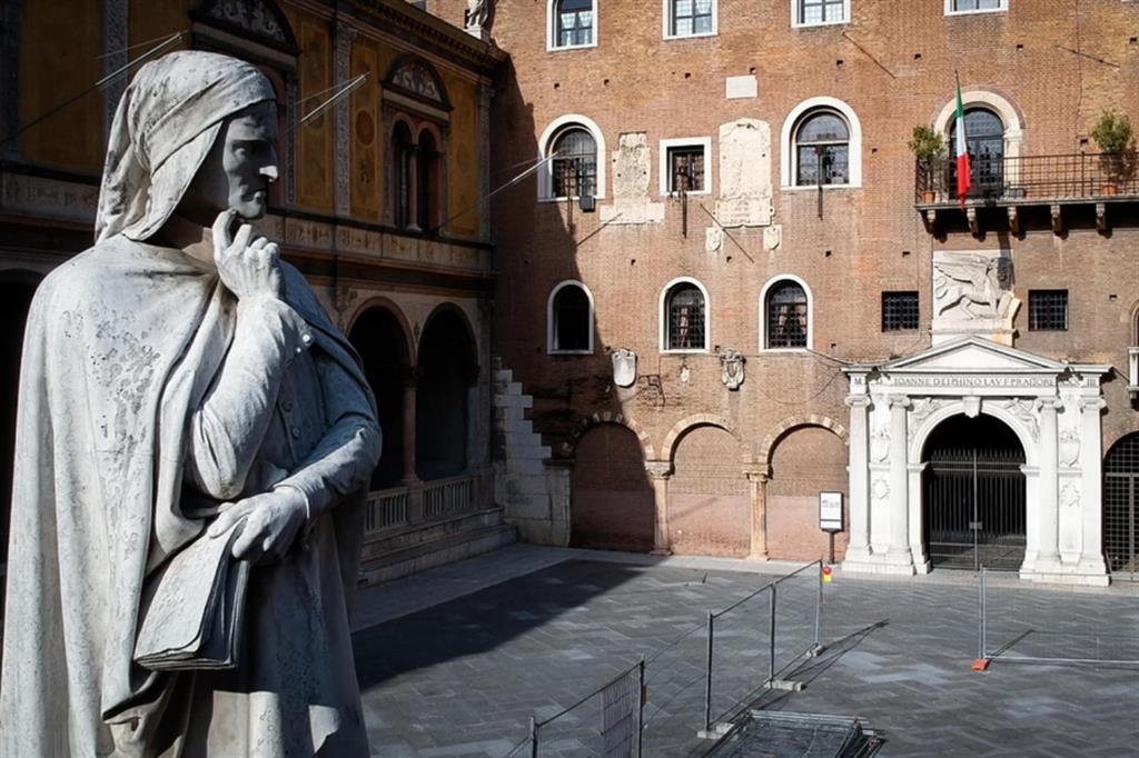 Il monumento a Dante Alighieri in piazza dei Signori a Verona