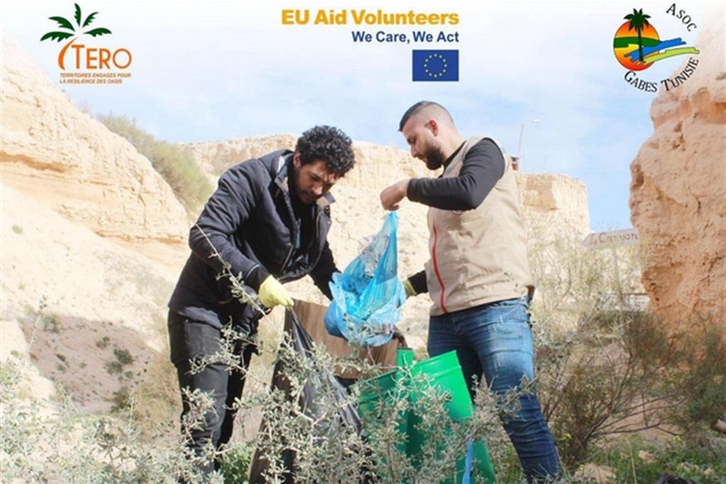 Alcuni volontari al lavoro in un'oasi nel Maghreb
