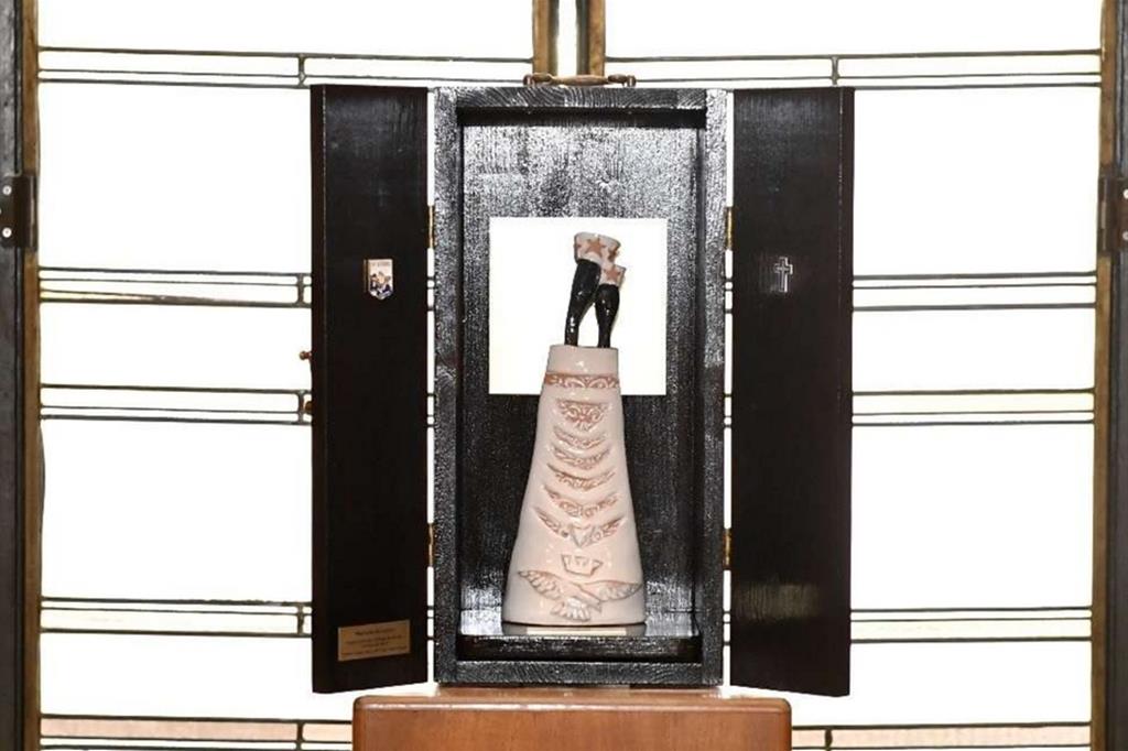 L'effigie della Madonna di Loreto donata dal 15° Stormo al generale Alberto Rosso, Capo Stato Maggiore AM