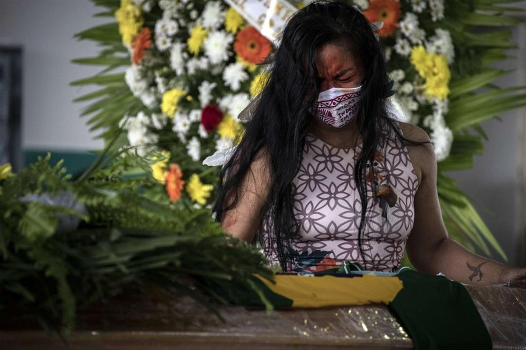 Il funerale del capo di una comunità indigena morto di Covid-19 a Manaus