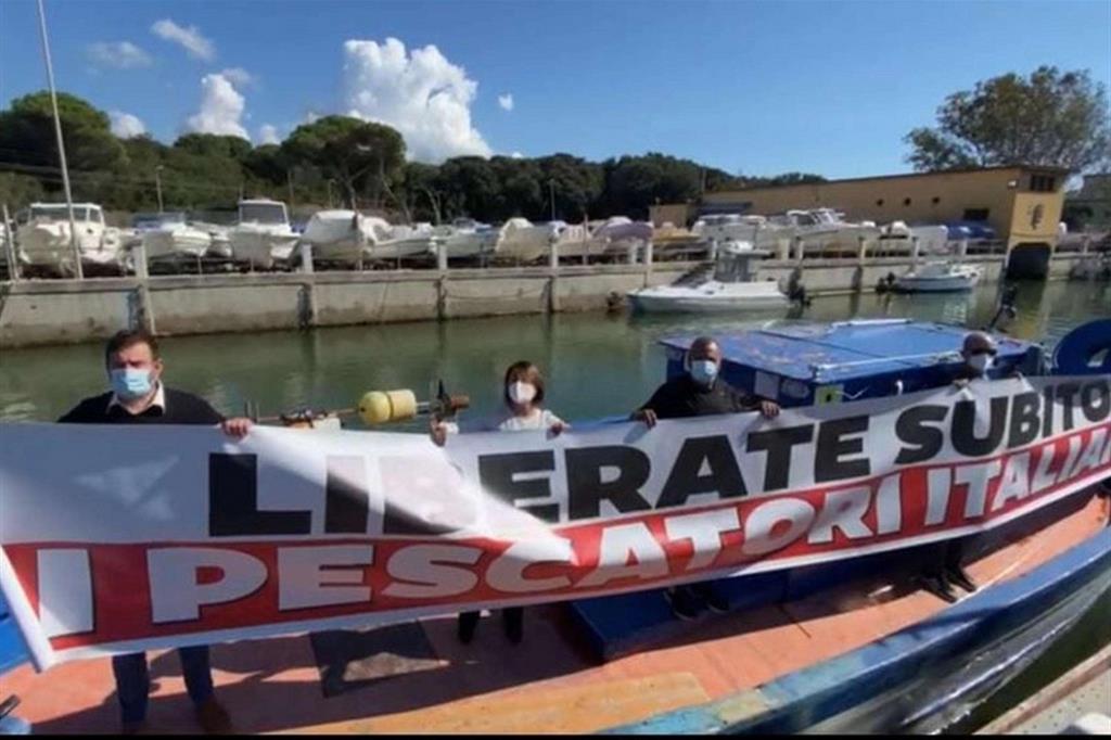 Lo striscione esposto per per sostenere la liberazione dei 18 pescatori di Mazara del Vallo