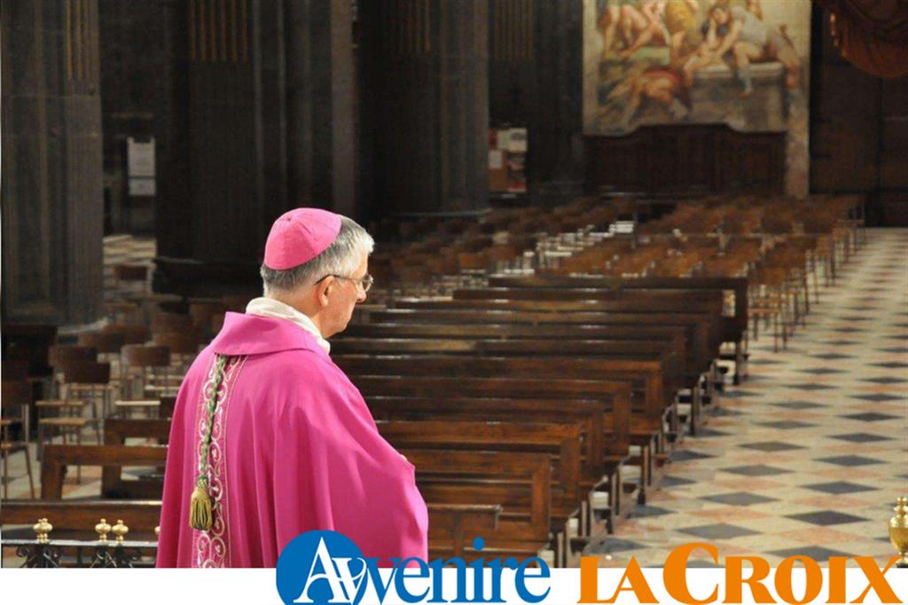 Il vescovo di Cremona Napolioni celebra Messa nel Duomo deserto