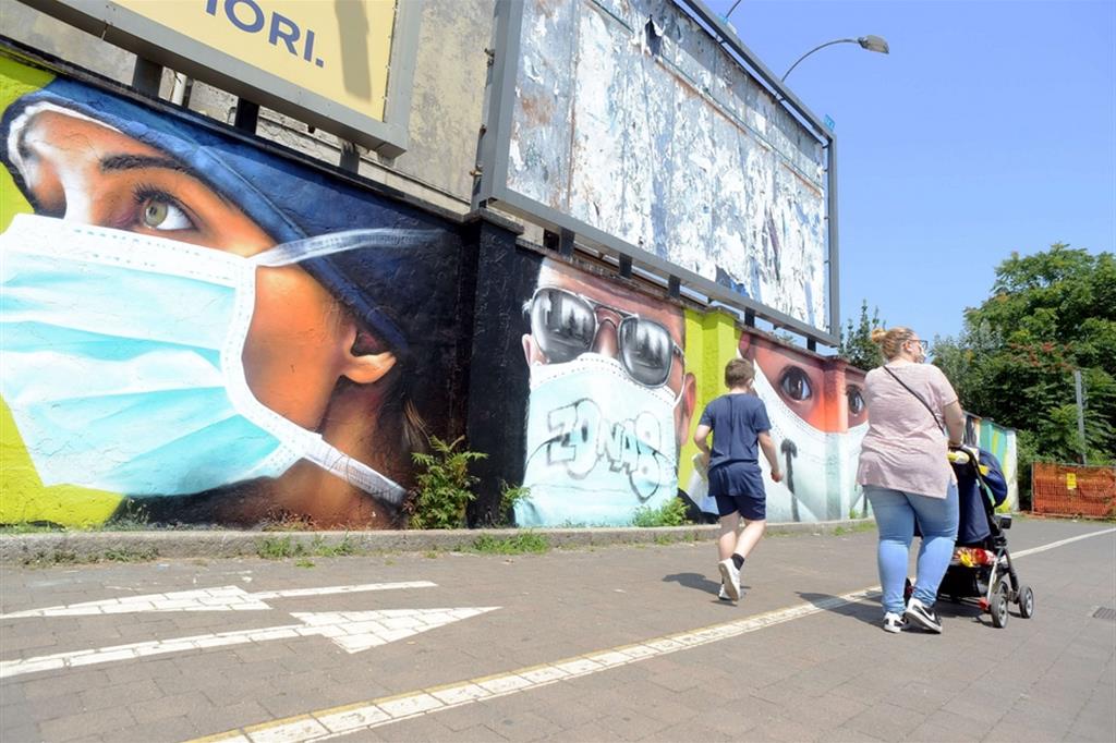 A Milano, ingresso del quartiere di Quarto Oggiaro in via Eritrea, murales con raffigurati infermieri e malati con mascherina