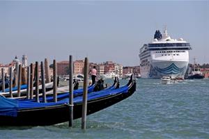 Le navi da crociera fuori dalla laguna di Venezia, ma solo per un anno