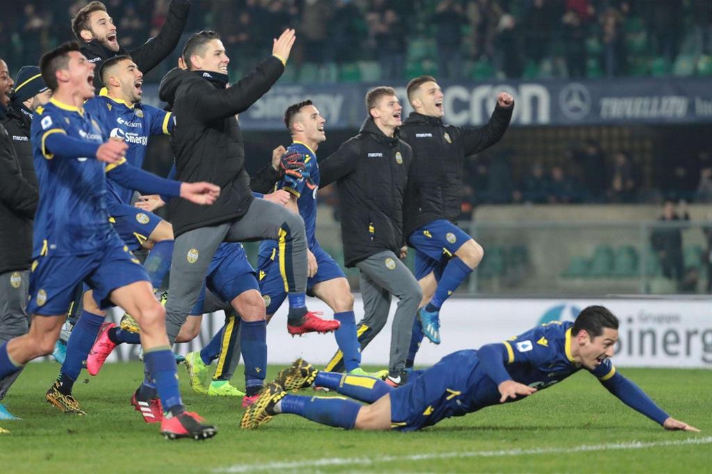 I giocatori dell’Hellas Verona in festa per la vittoria contro la Juventus sabato scorso