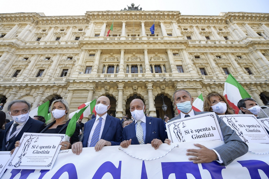 Protesta degli avvocati a Roma per i ritardi nella riapertura dei Tribunali