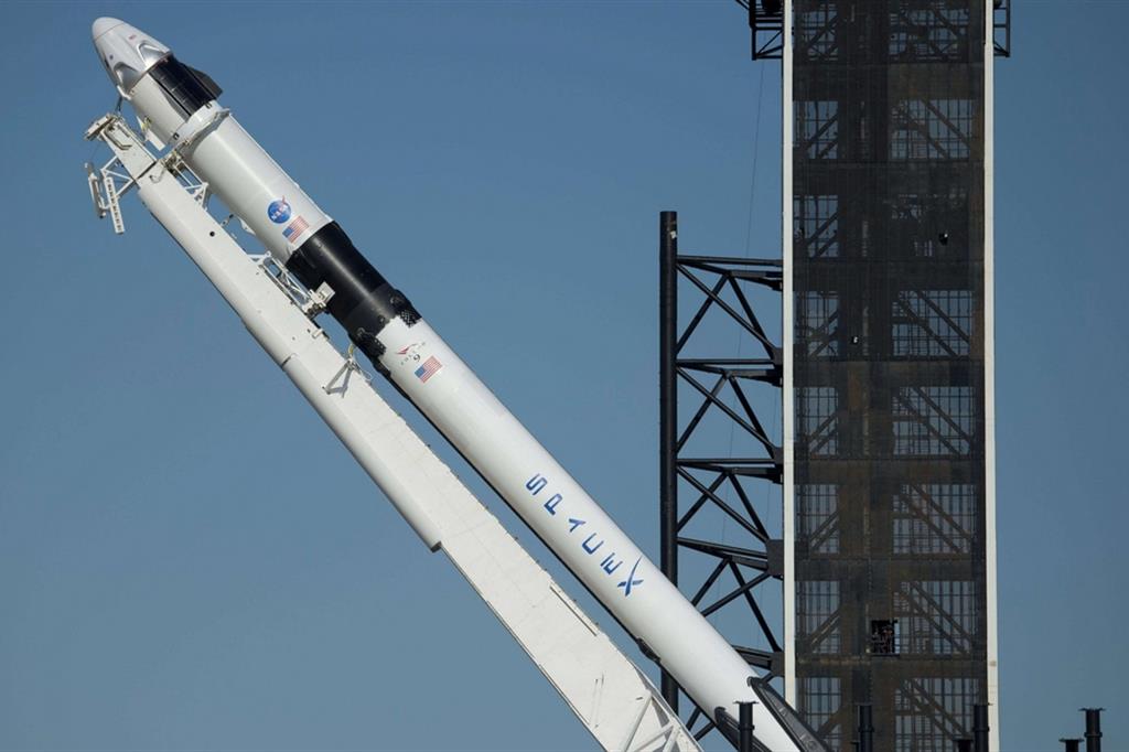 Il razzo Falcon 9 che lancerà la navicella Crew Dragon della società Space X