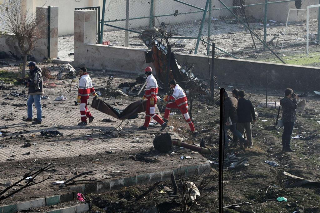 La Mezzaluna rossa recupera i corpi delle vittime della sciagura aerea di Teheran