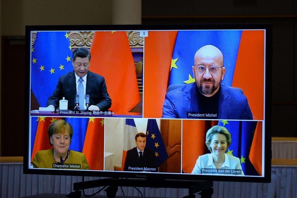 Charles Michel, Xi Jinping, Ursula von der Leyen, Angela Merkel ed Emmanuel Macron in videoconferenza per l'accordo sugli investimenti