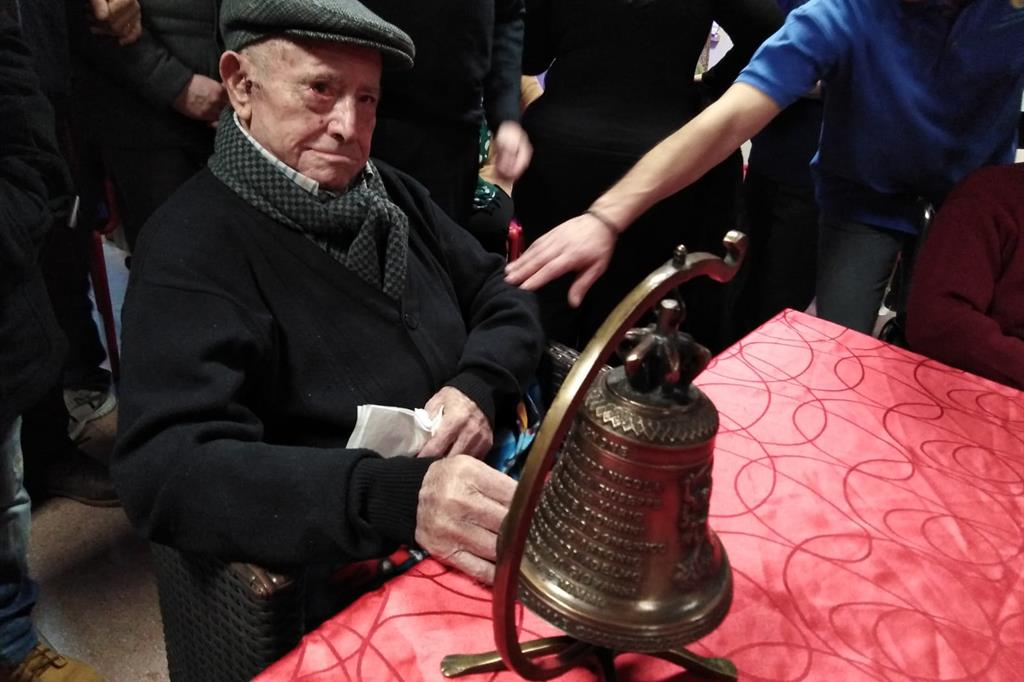 Il momento della consegna a zi' Michele il 25 gennaio 2020 della "campana del centenario" a Poggio Sannita (Isernia)