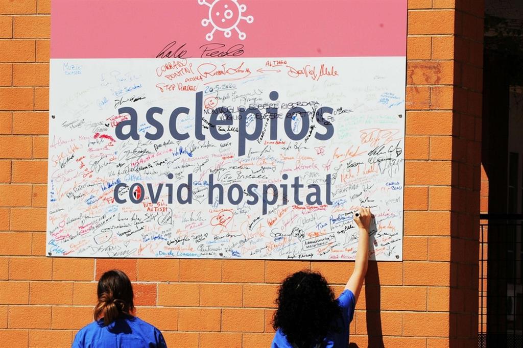 Reparto Covid di Bari: medici e infermieri firmano il cartello all’ingresso