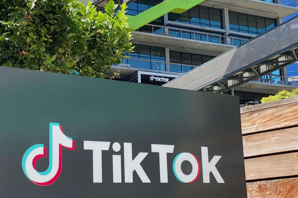 Il logo di Tik Tok davanti alla nuova sede dell'azienda a Culver City, nei pressi di Los Angeles