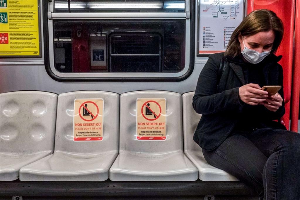 In metropolitana a Milano nuove misure di sicurezza e prevenzione anti Covid. Limitati i posti a sedere sui mezzi pubblici: distanze di sicurezza con segnaletica che non permette di sedersi vicini
