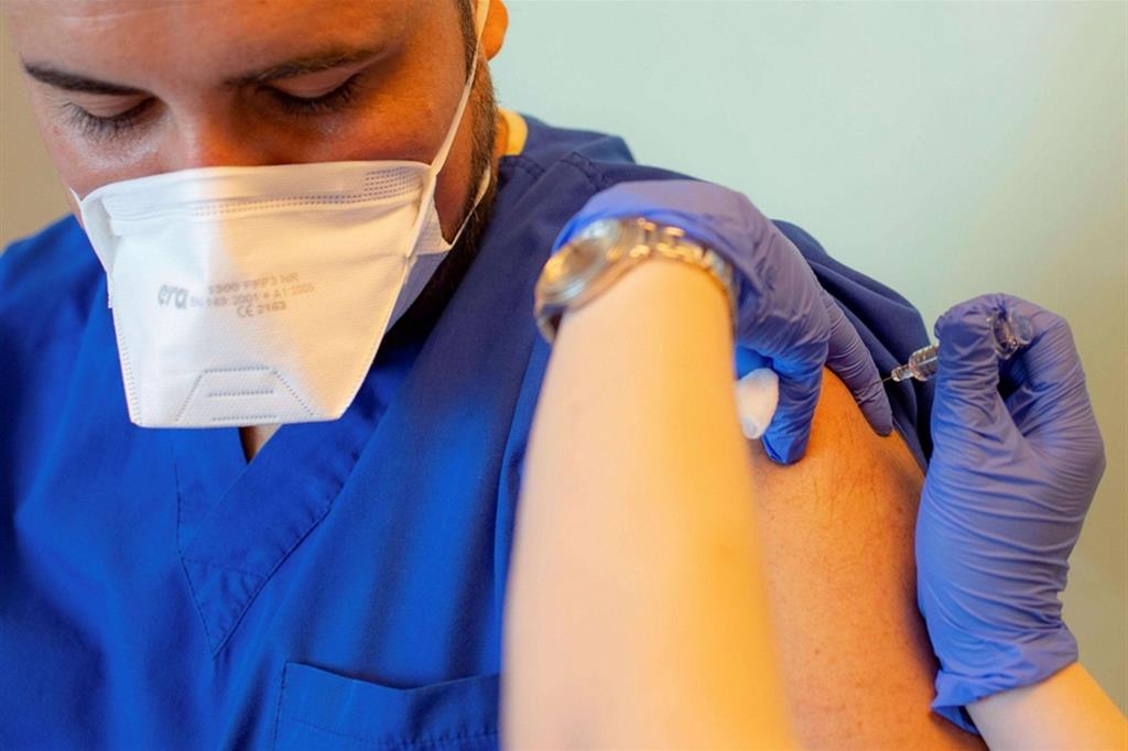 Un volontario si sottopone a uno dei vaccini anti-Covid in sperimentazione