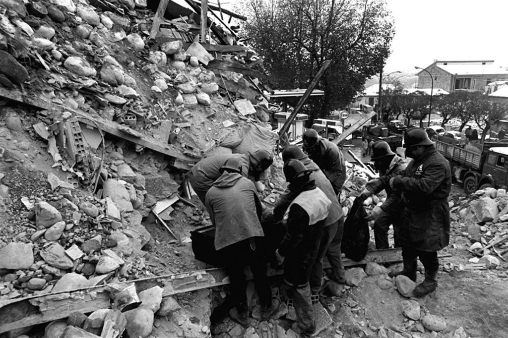 Soccorritori al lavoro a Sant'Angelo dei Lombardi nei giorni successivi al sisma del 1980.  Un minuto e venti secondi bastarono per uccidere 2.735 persone e per ferirne 8.848