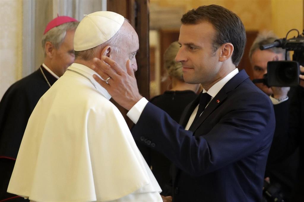 Il presidente Macron in un passato incontro in Vaticano con il Papa