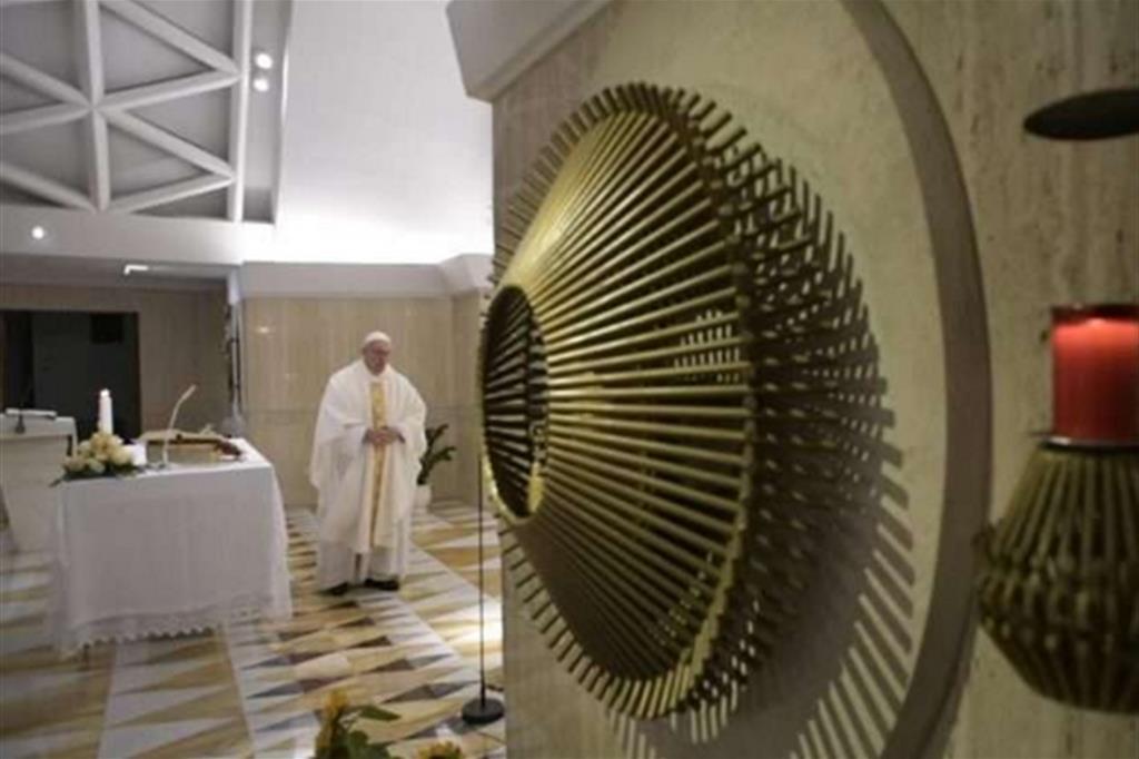 Il Papa: no allo spirito del mondo, ci porta alla corruzione