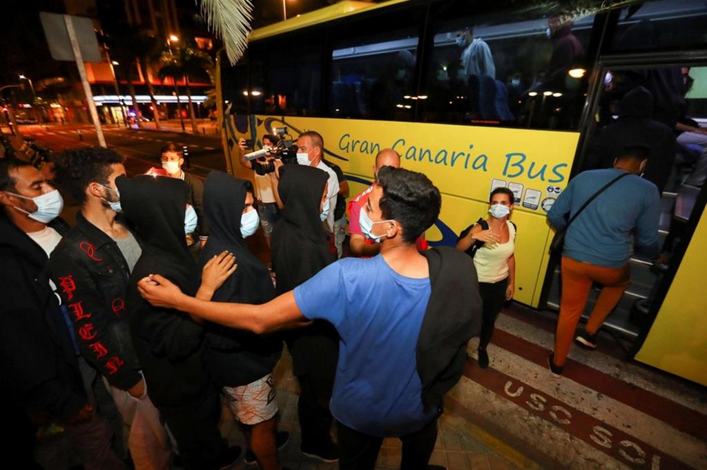 Migranti invitati a salire sull’autobus a Gran Canaria