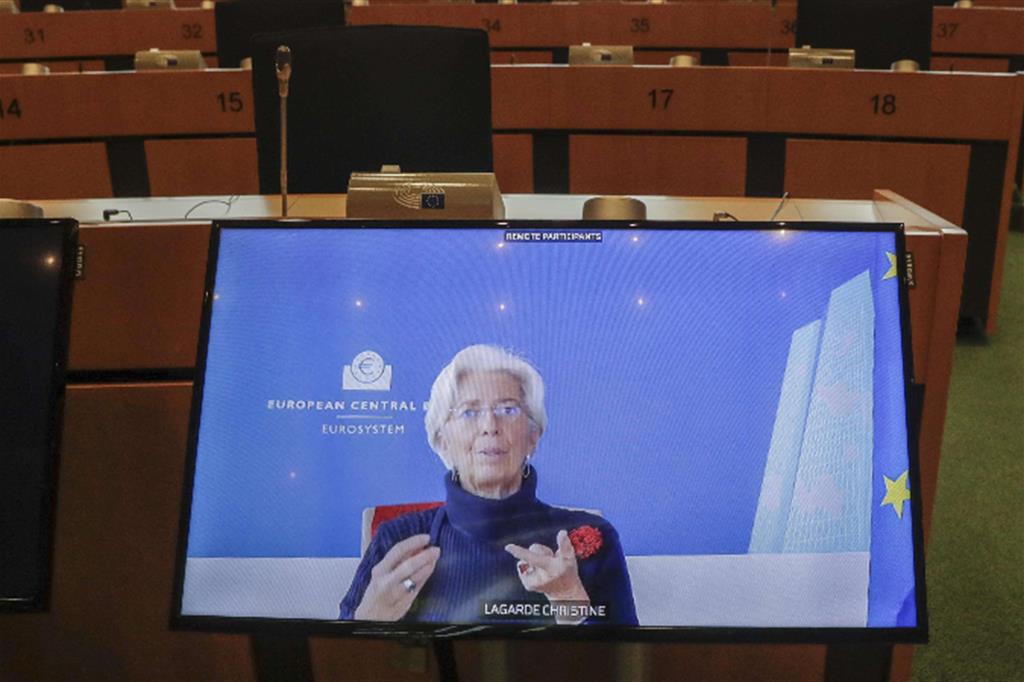 Il presidente della Bce, Christine Lagarde, nello schermo di un eurodeputato