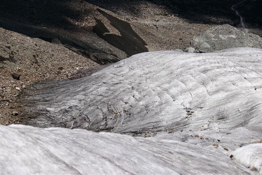La crioconite sulla superficie del ghiacciaio