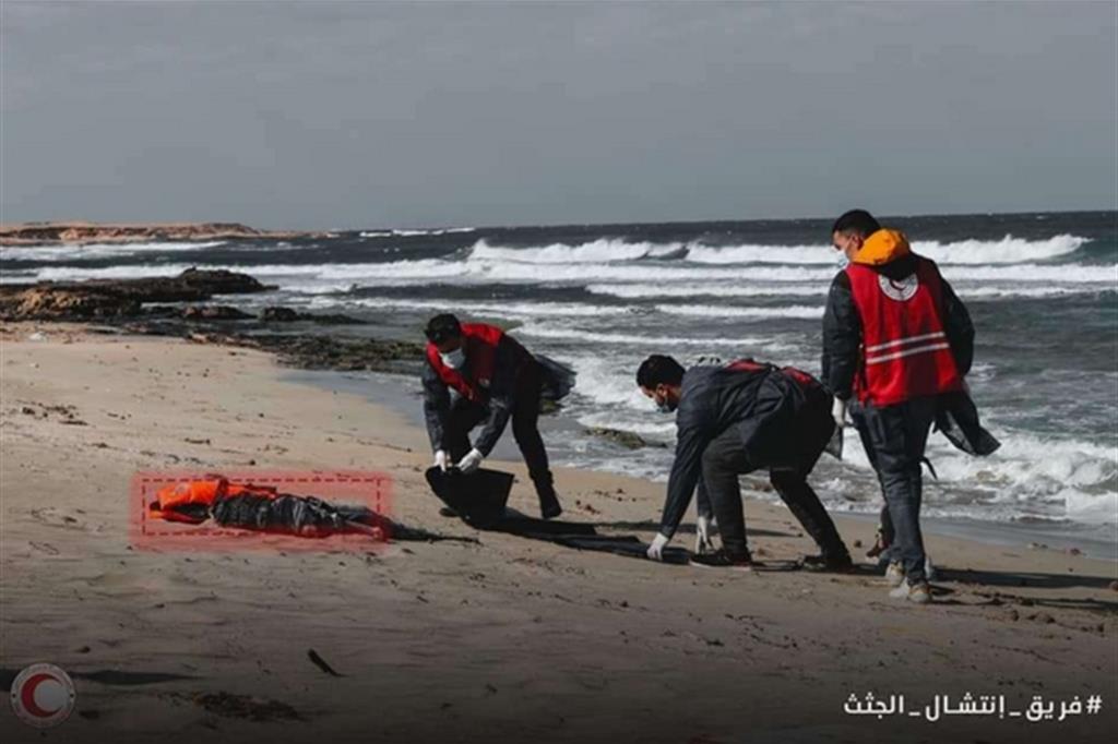 Il primo corpo senza vita ritrovato sulla spiaggia di Sirte nel 2020